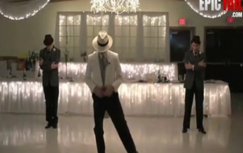 S-au trezit cu Michael Jackson la nuntă! Vezi ce e cu apariţia megastarului | VIDEO 