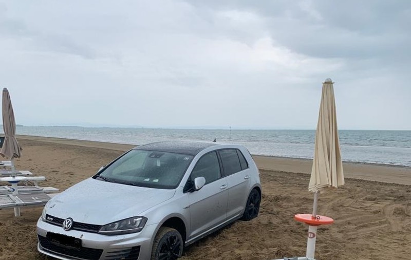 „Am greșit drumul”. Un șofer român a rămas blocat cu mașina pe o plajă din Italia