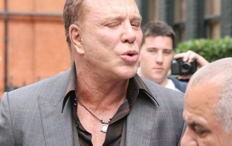 Mickey Rourke, în rolul unui jucător de rugby homosexual