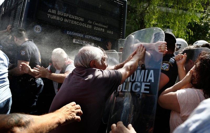 Un protest al pensionarilor din Grecia a devenit violent. Polițiștii au intervenit cu gaze lacrimogene | VIDEO & FOTO