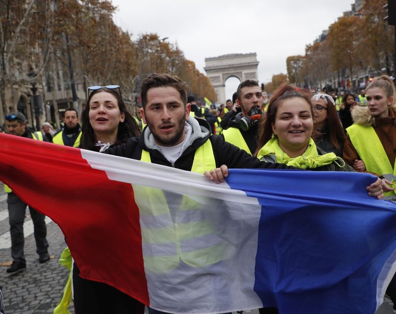 FOTO | Mesajul lui Emmanuel Macron pentru protestatarii „Vestele Galbene” care s-au confruntat cu jandarmii în Paris: „Ruşine să le fie”