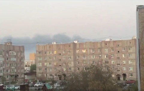 Un rezident din Novîi Urengoi a filmat de la fereastra apartamentului său incendiul izbucnit în urma doborârii dronei ucrainene Sursa foto: captură exilenova_plus via X/ @front ukrainian