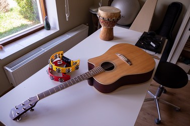 Instrumentele din Casa Iris îşi aşteaptă răbdătoare prietenii muzicieni