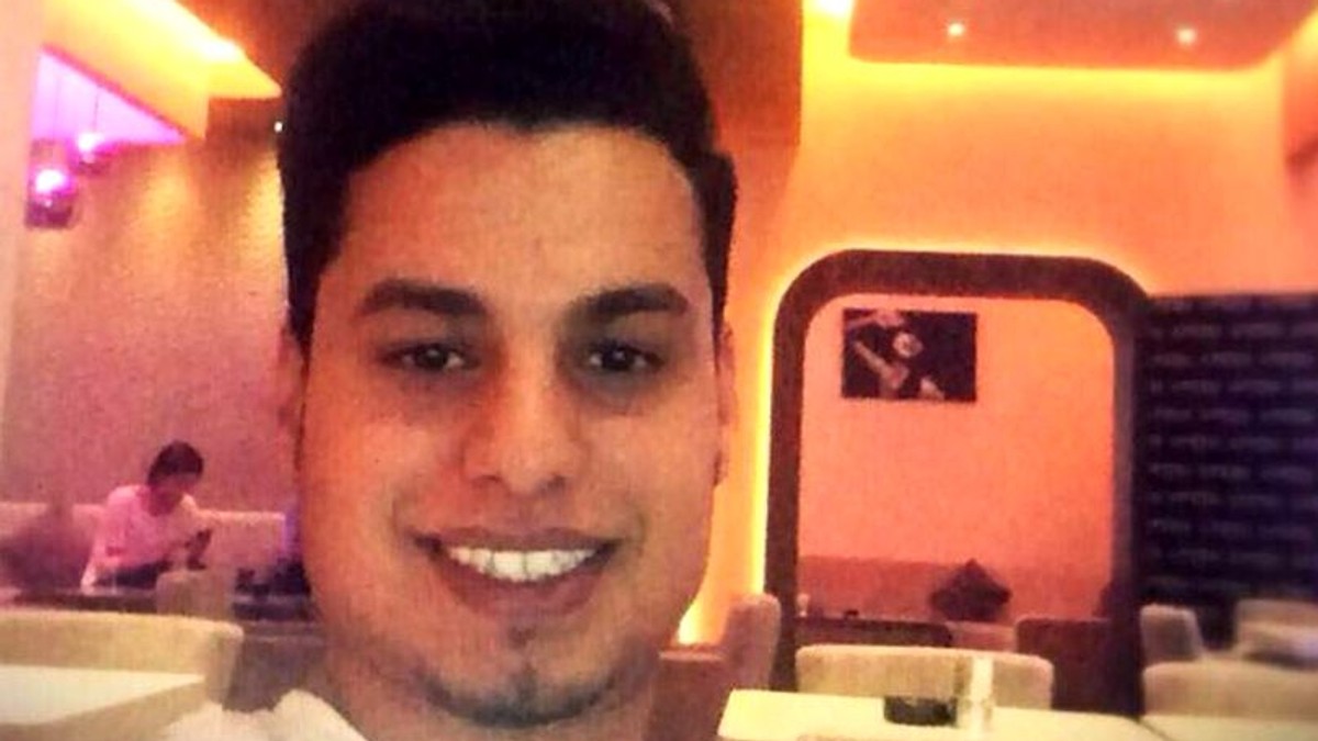 Ahmed Othman și-a ucis iubita la câteva ore după ce aflat că va fi expulzat. Ahmed Othman într-un restaurant, râde