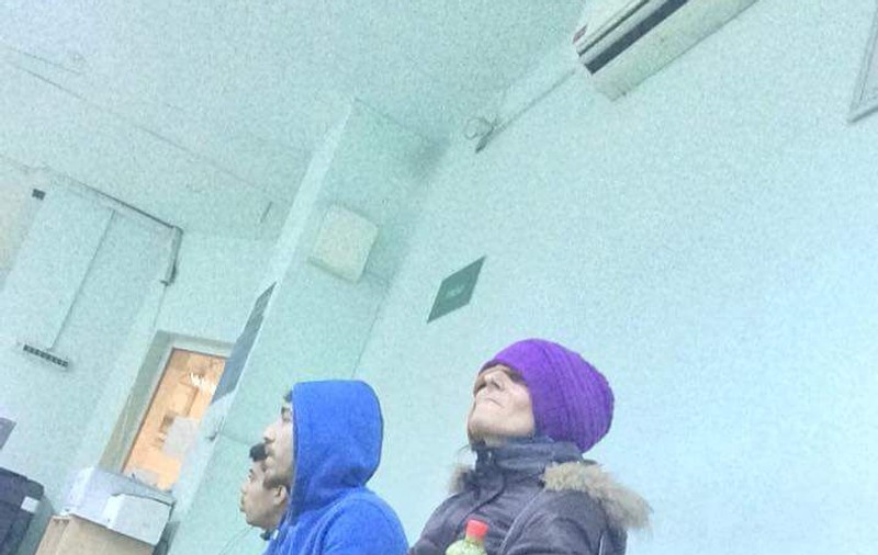 Femeia care a amenințat cu cuțitul o tânără în autobuz a fost internată la Psihiatrie