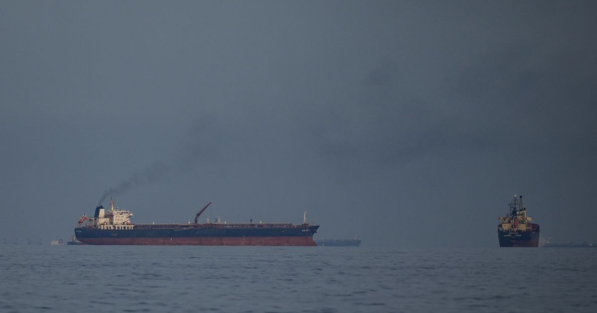 Tancuri petroliere și nave de marfă aliniate în Strâmtoarea Hormuz, văzute din Khor Fakkan, Emiratele Arabe Unite, miercuri, 11 martie 2026.