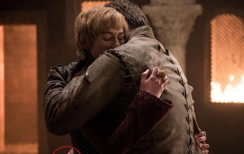 O nouă gafă marca „Game of Thrones”, după paharul de la Starbucks. Unui personaj îi "crește" mâna pierdută în sezonul 3