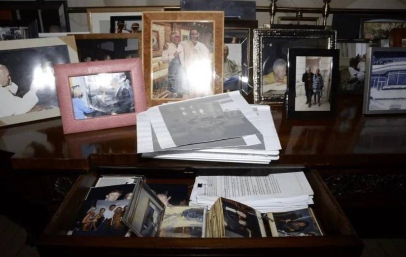16 fișiere din dosarul Epstein au dispărut în mod misterios peste noapte. O fotografie cu Donald Trump, printre ele