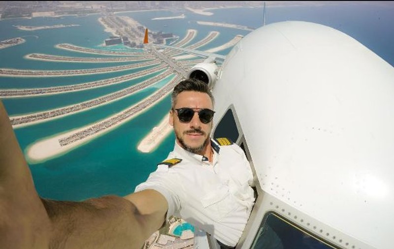 FOTO | Nu-i vecina cea frumoasă scoate capul pe ferastră, e pilotul de Dubai cu un selfie controversat. Gestul care a atins noi culmi de inconștiență