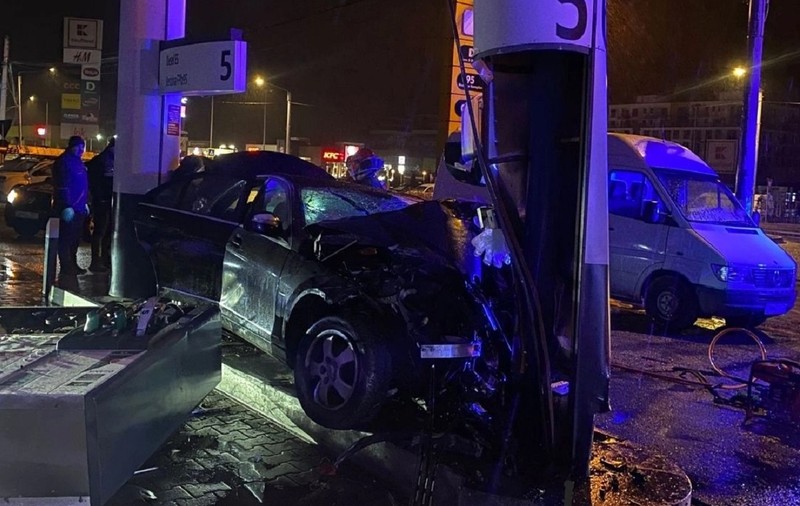 O șoferiță băută a intrat direct în pompa de benzină și a smuls-o de la locul ei, la Bistrița