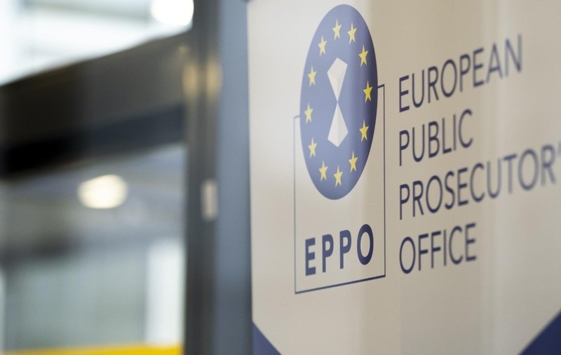 Imaginea prezintă un panou cu sigla și numele Parchetului European (EPPO – European Public Prosecutor's Office), amplasat la intrarea într-un sediu oficial.  