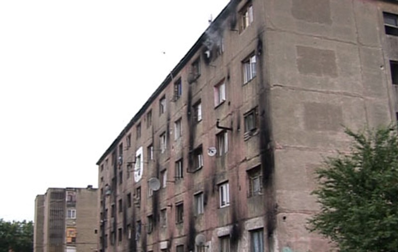 Zid de beton în jurul blocului de ţigani