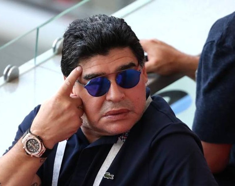Reacțiile lui Diego Maradona din timpul meciului Franța - Argentina 4-3. La final, a pus tunurile pe selecționer / GALERIE FOTO