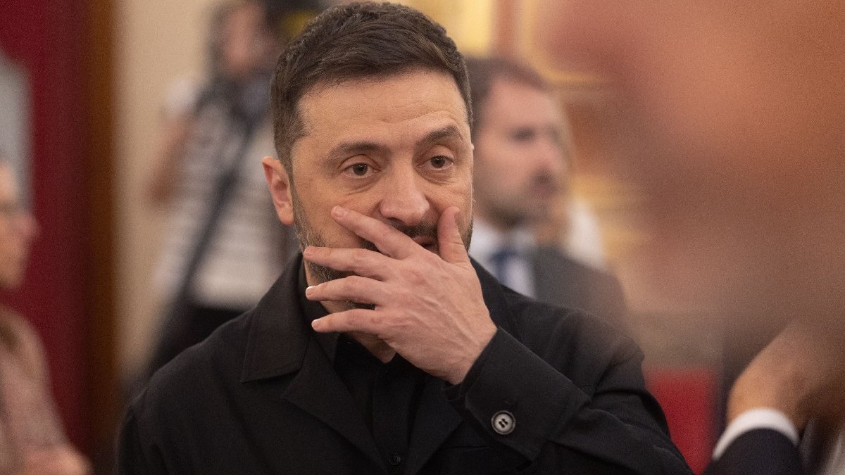 Președintele Ucrainei, Volodimir Zelenski, cu mâna la gură, în timpul vizitei sale la Congresul Deputaților, 18 noiembrie 2025, la Madrid (Spania).