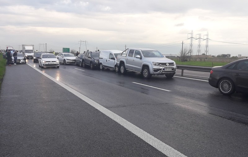 Un accident în care au fost implicate nouă mașini a avut loc pe autostrada București - Pitești. Un copil de trei ani a fost rănit
