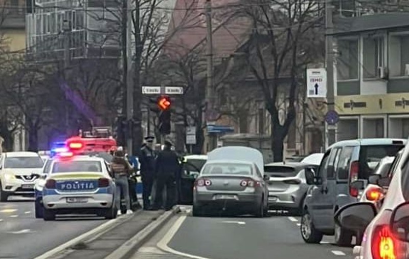 Accident în lanț în Timișoara, în care au fost implicate cinci mașini. O persoană a fost transportată la spital