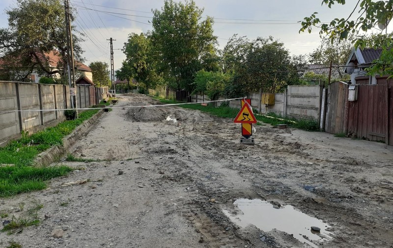 Locuitorii dintr-un sat din Hunedoara acuză că lucrările la rețeaua de canalizare le-au distrus satul. Primarul se apără: “Plângerile sunt subiective, a și plouat”