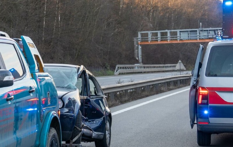 Un român de 15 ani a furat un BMW și un Mercedes, împreună cu 7 prieteni, și le-au făcut praf, intrând în mașina poliției, în Austria: „E incorigibil!”