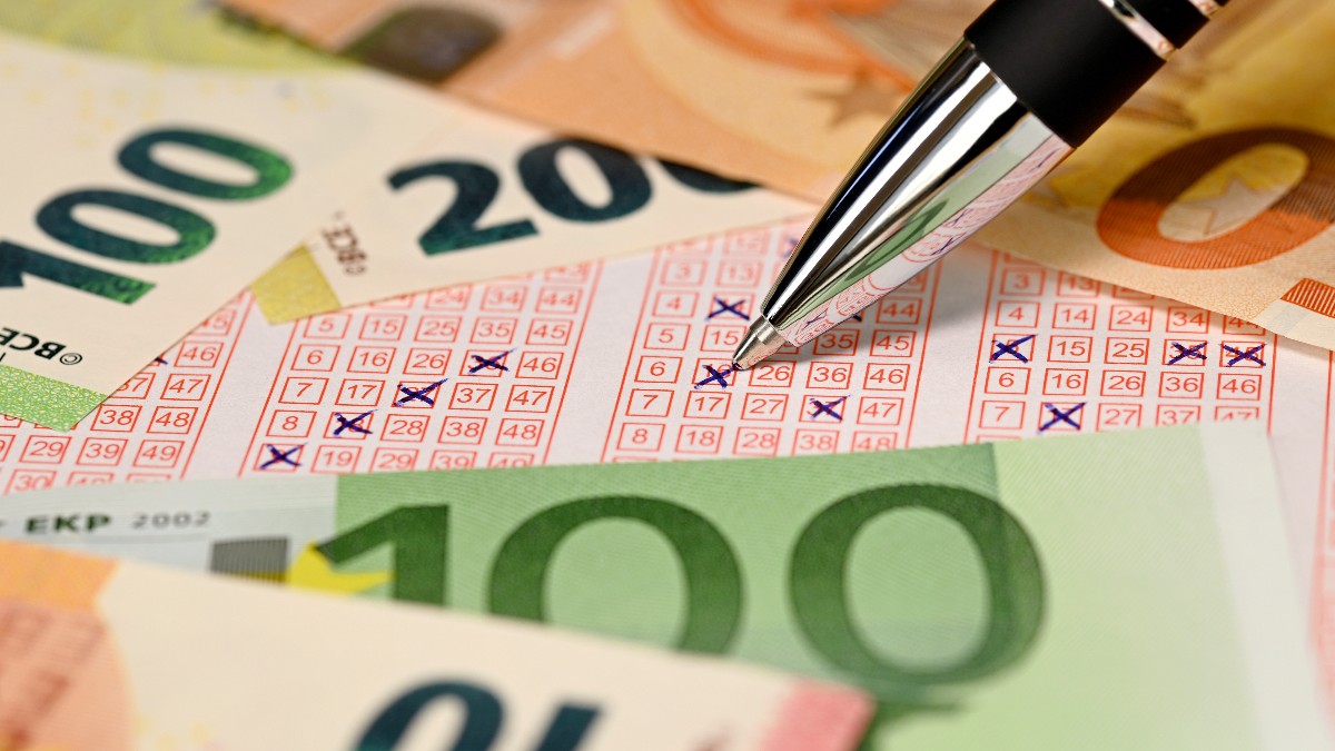 Bancnote de euro pe un bilet la loto