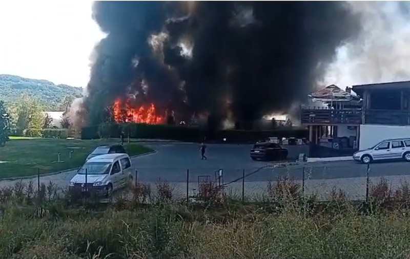 Incendiu puternic la un restaurant din Horezu. O persoană a fost rănită și a ajuns la spital