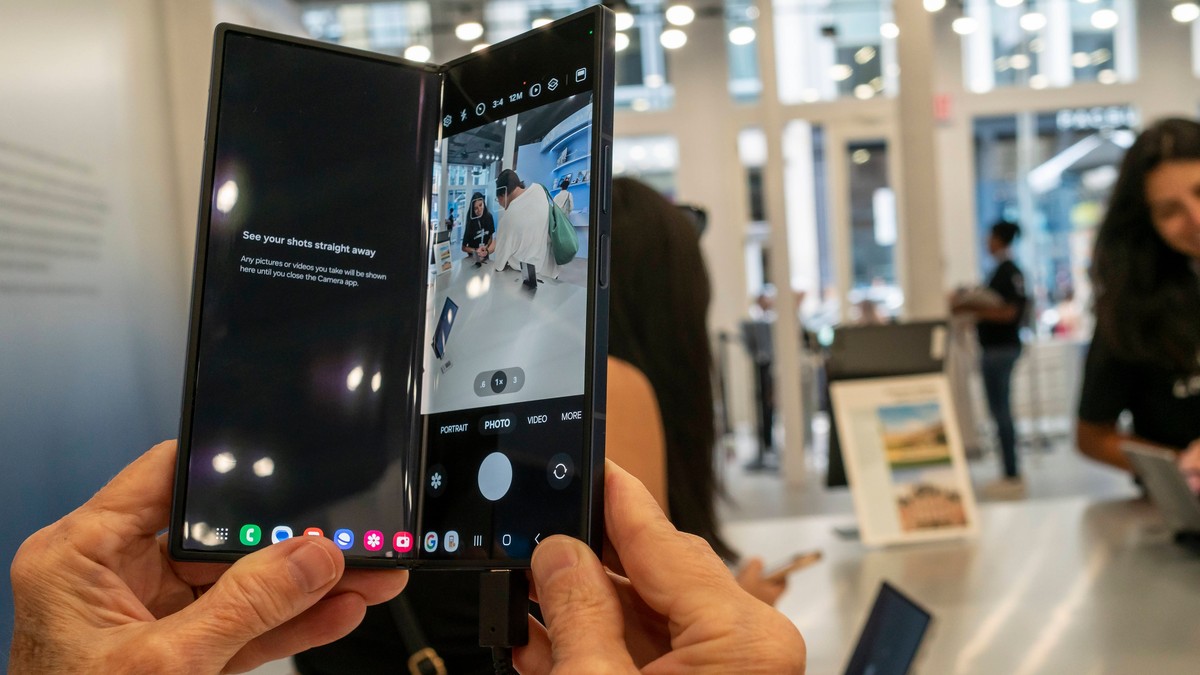 Un Samsung Galaxy Z Fold6, în cadrul unui showroom de prezentare din New York.