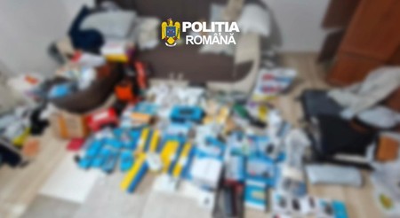 Polițiștii au găsit în casa tânărului mai multe aparate electronice Sursa foto: poliția Română