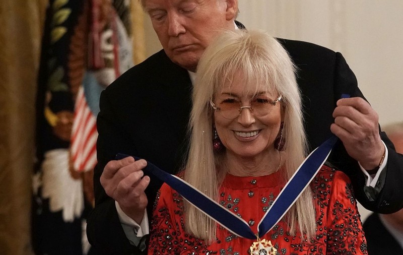Cine e văduva multimiliardară care a donat 67.000.000 de dolari în campanie și a devenit „arma fatală” a lui Donald Trump
