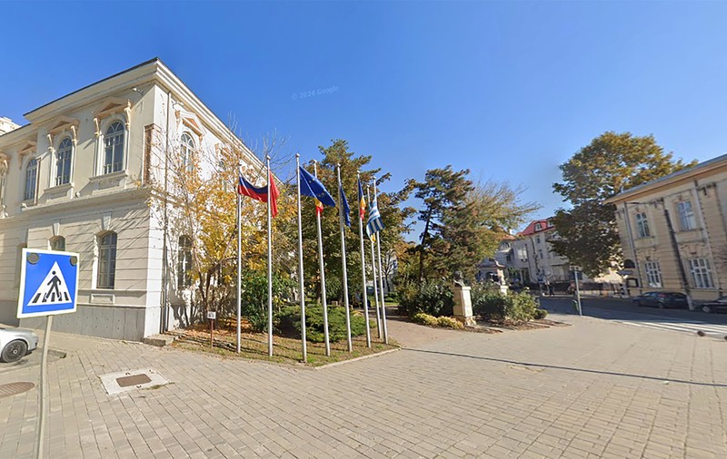 Steagul Federației Ruse, arborat pe o instituție publică din centrul municipiului Tulcea, alături de cele ale altor patru state