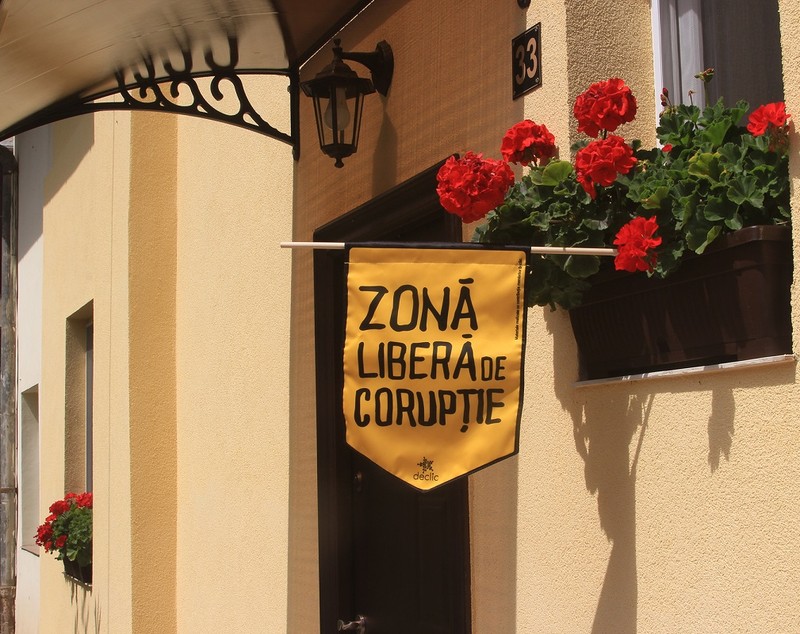 Peste 1.000 de români și-au pus pe case mesajul ”Zone libere de corupție”. Ce vor să transmită