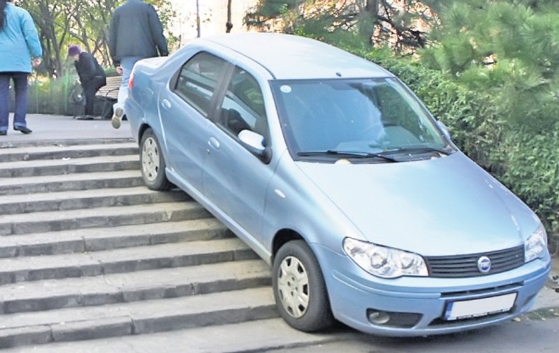 Frate, uite cum parchează bucureştenii! Au ajuns să-și lase automobilele și pe scări!