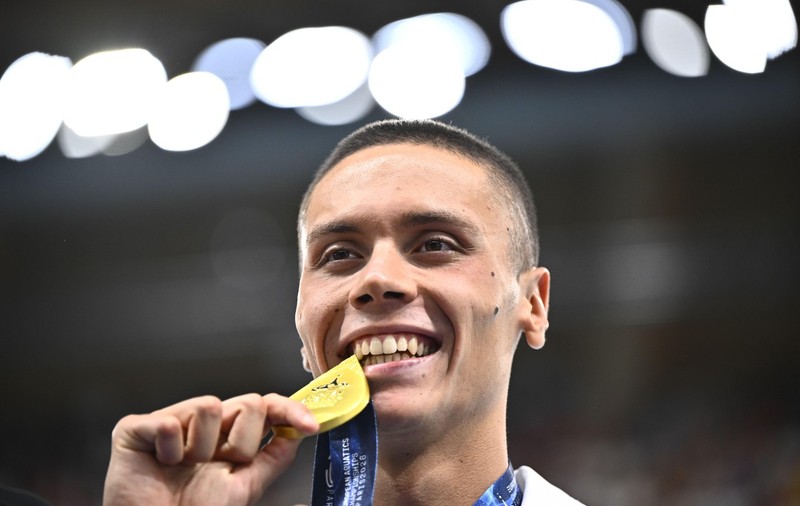 El este REGELE. David Popovici scrie istorie la Paris. A câștigat aurul la 200 m liber și a reușit pentru a treia oară consecutiv marea dublă la Europene I VIDEO