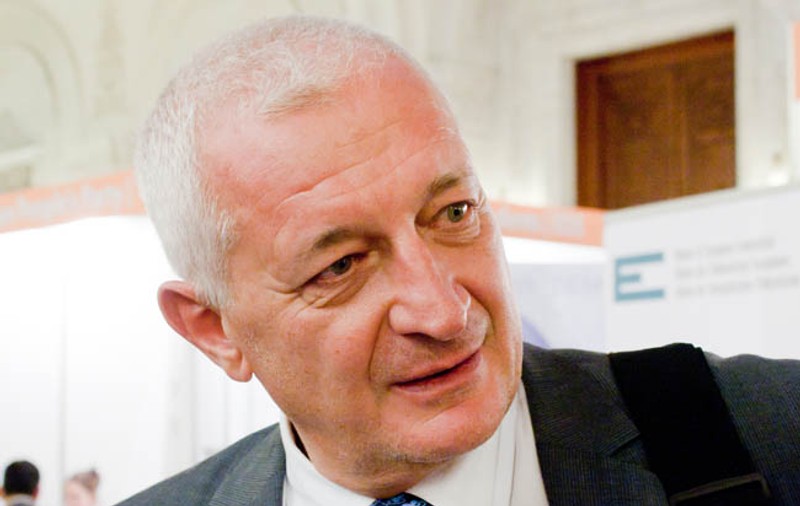 Nesimţire maximă din partea unui fost parlamentar! Cere bani de la români să se plimbe în Franţa