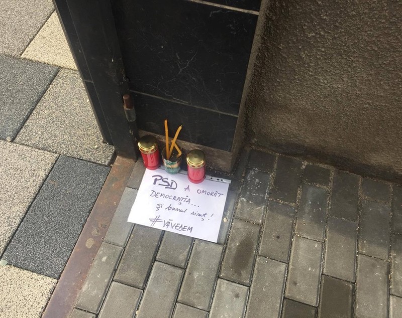 Candele şi lumânări puse la intrarea în sediul PSD Alba. "PSD a omorât democraţia…şi bunul simţ”| FOTO