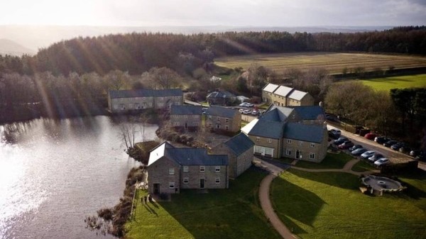 Lacul Darwin include un lac de pescuit și aproximativ 20 de acri de peisaj rural din Derbyshire