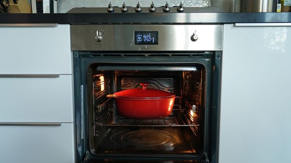 Poți curăța ușor cuptorul de grăsimea arsă folosind bicarbonat de sodiu și detergent de vase. Foto: Getty Images