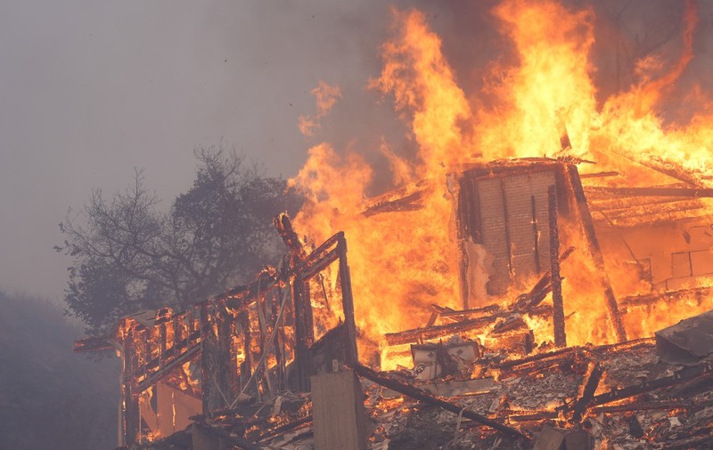 Un bărbat cu picioarele amputate a fost ucis de incendiile violente din Los Angeles, în timp ce avea grijă de fiul său cu paralizie cerebrală