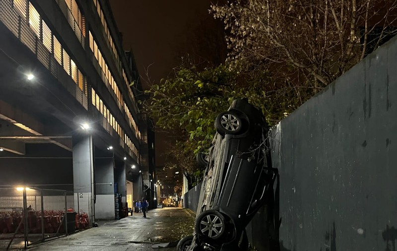 O mașină a căzut din parcarea Mega Mall din București. Șoferul fără permis a rupt parapetul