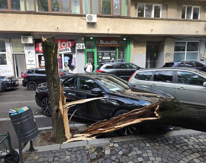 Dezastru după furtuni: București este sub ape iar aproape 30.000 de oameni din 65 de localități sunt fără curent. Pompieri din 9 județe vin în ajutor