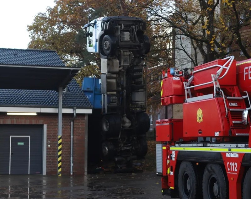 Un camion s-a răsturnat pe spate în parcarea unui supermarket și a rămas pe verticală, în Germania