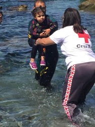 Sute de copii de migranți sunt salvați zilnic de ofițerii spanioli | Foto: Guardia Civil