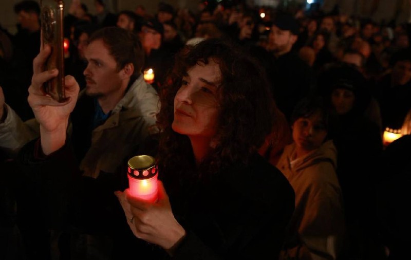 Hristos a înviat! Credincioșii au luat lumină la slujba de Înviere de la Patriarhia Română, oficiată de Preafericitul Daniel