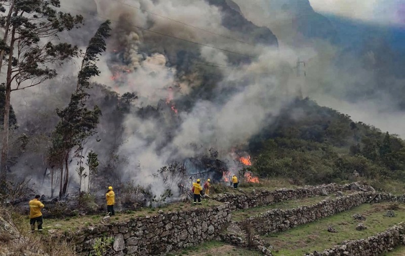 Machu Picchu, amenințat de un incendiu de vegetație. Intervenție dificilă pentru pompieri