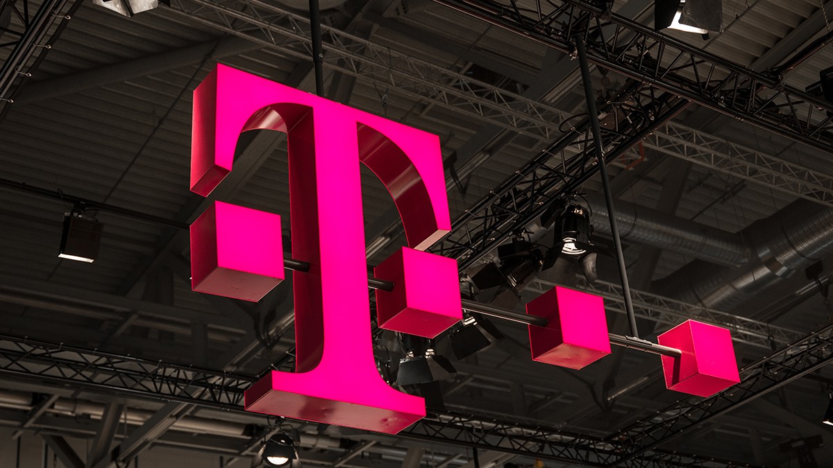 Deutsche Telekom examinează o fuziune cu Orange. Sigla Telekom magenta