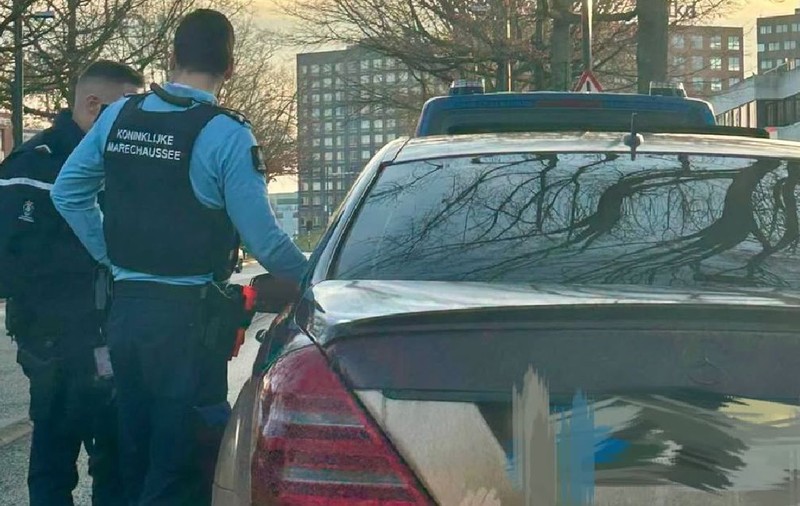 „Mașină-fantomă” cu numere românești, confiscată la aeroportul din Eindhoven. Șoferul a primit trei amenzi și a plecat acasă pe jos