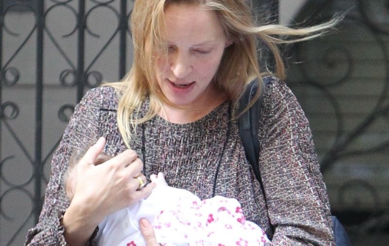 Uma Thurman și-a scos fetița în lume. PRIMELE FOTOGRAFII cu cel de-al treilea copil al actriței | FOTO