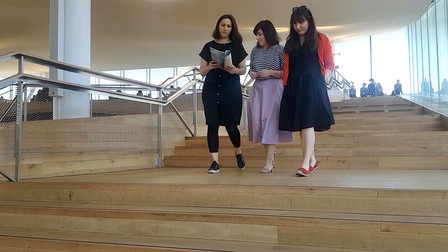 Bianca Biro, stânga, Alexandra Vorobjeff și Diana Porumboiu pe treptele bibliotecii Oodi din Helsinki