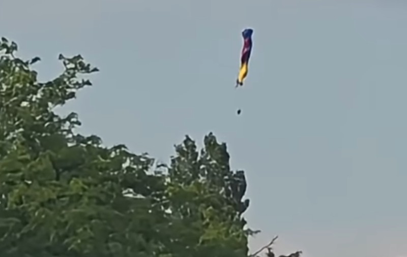 Un parașutist a supraviețuit miraculos după ce echipamentul nu i s-a deschis în timpul unui salt, la Aerodromul Braniște, județul Dolj | VIDEO