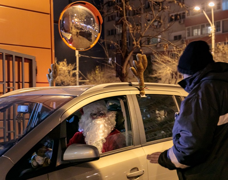 Surpriza pe care un taximetrist a făcut-o copiilor care își petrec Crăciunul în spital