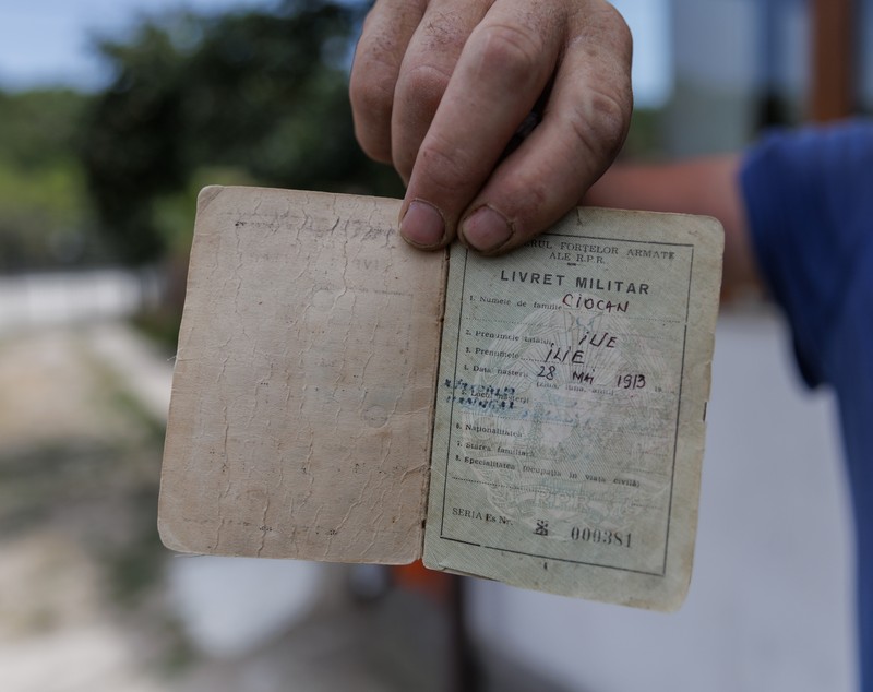 REPORTAJ Viața la 111 ani. Ilie Ciocan, cel mai în vârstă român, trăiește în Galicea, Vâlcea, și e îngrijit cu devotament de nepoții pe care nu i-a iubit: „I-am promis tatei că o să avem grijă de el!” 