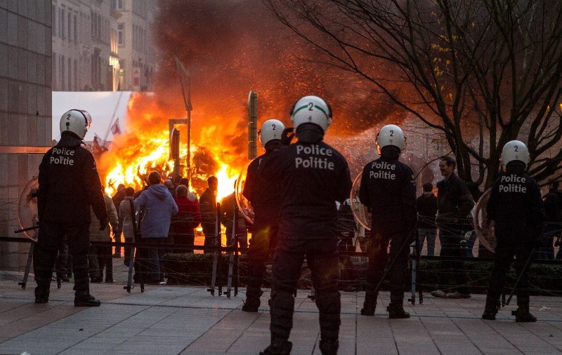 Lăptarii din toată Europa au dat în foc! Vezi cum se bat cu poliţiştii! FOTO EXCLUSIV